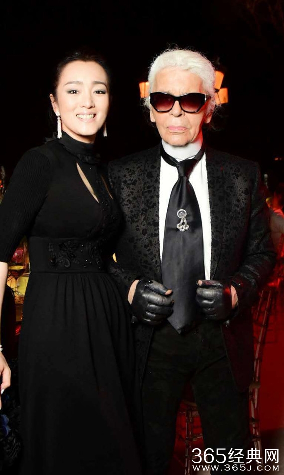 巩俐黑色礼服出席时装秀 同“老佛爷”合影