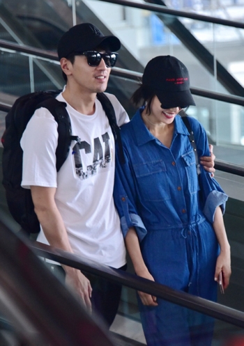 单身狗开饭了！高圆圆赵又廷同框秀恩爱