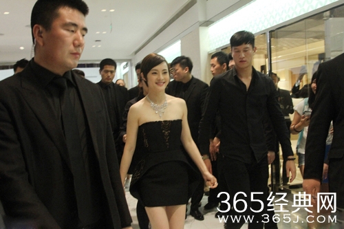 娘娘驾到！孙俪戴名贵项链获众保镖护驾