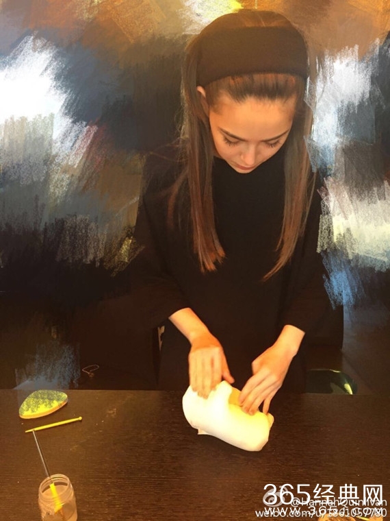 昆凌亲手为小周周做蛋糕 花费七小时做工精巧