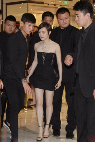 娘娘驾到！孙俪戴名贵项链获众保镖护驾