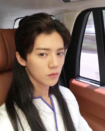 翩翩美少年！鹿晗晒古装照自嘲发型有点热