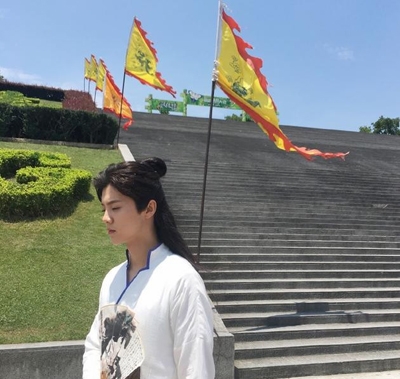 翩翩美少年！鹿晗晒古装照自嘲发型有点热