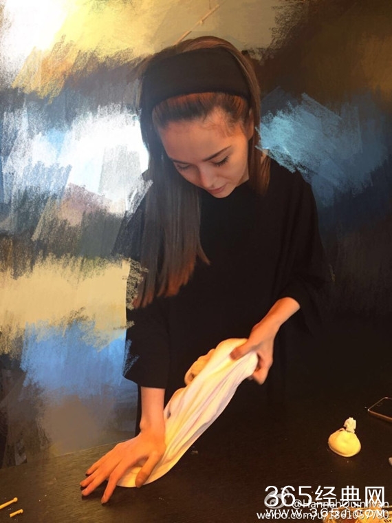 昆凌亲手为小周周做蛋糕 花费七小时做工精巧