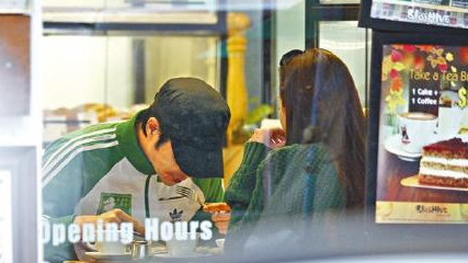 郑嘉颖疑与女友已同居：女友比较爱煮西餐