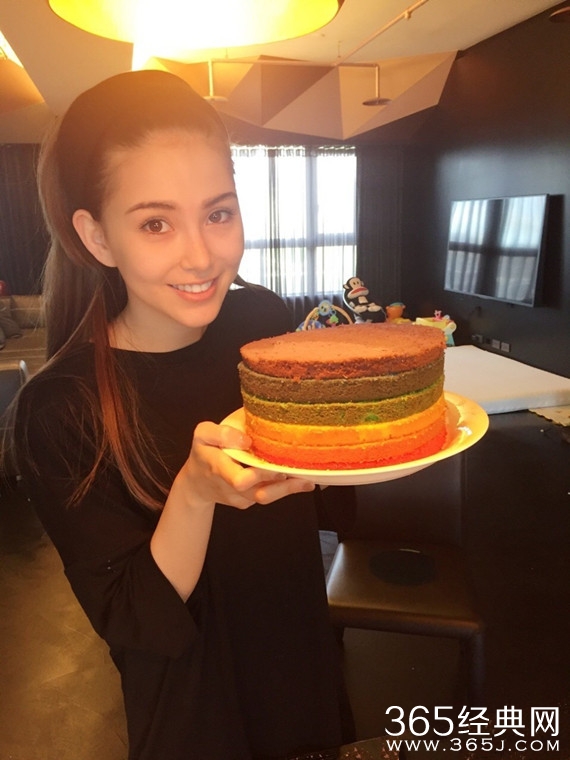 昆凌亲手为小周周做蛋糕 花费七小时做工精巧