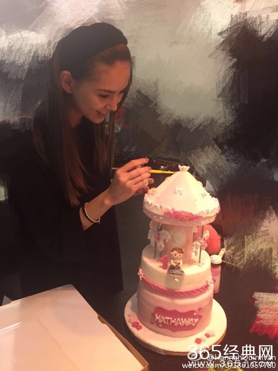 昆凌亲手为小周周做蛋糕 花费七小时做工精巧