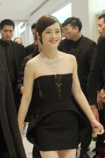 娘娘驾到！孙俪戴名贵项链获众保镖护驾