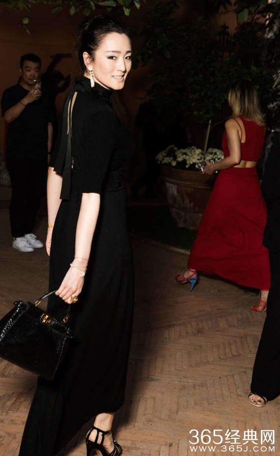 巩俐黑色礼服出席时装秀 同“老佛爷”合影