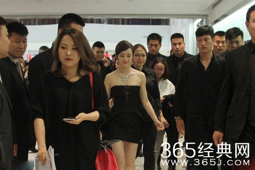 娘娘驾到！孙俪戴名贵项链获众保镖护驾