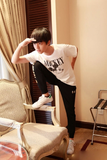 王俊凯晒跑步前后对比照 化身北京瘫