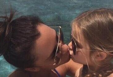 贝克汉姆女儿5岁生日 吻爸爸脸亲妈妈嘴