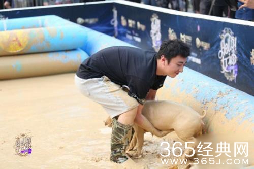 王思聪亲自下泥潭抓猪 劝美女选手“及时行乐”