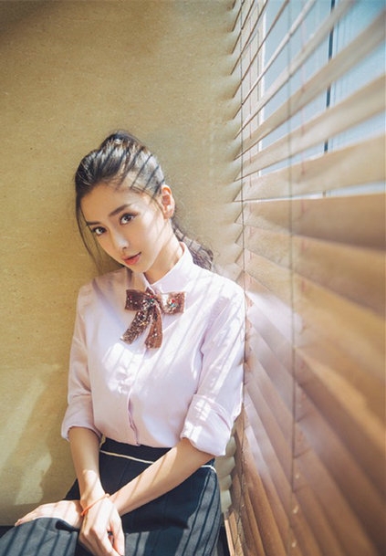 Baby晒照被夸赞 微微一笑很倾城