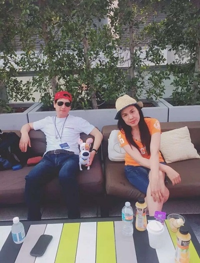 郑爽海外进修 与家人欢乐聚餐