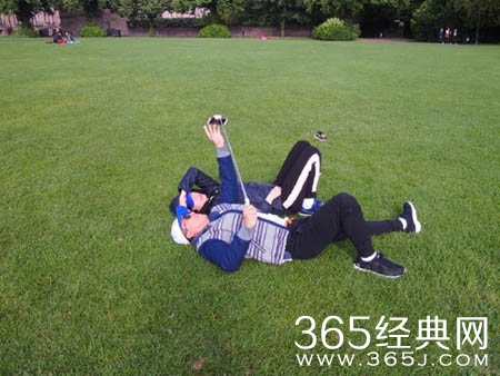 甄子丹夫妻玩自拍 夫妻二人搞怪秀恩爱