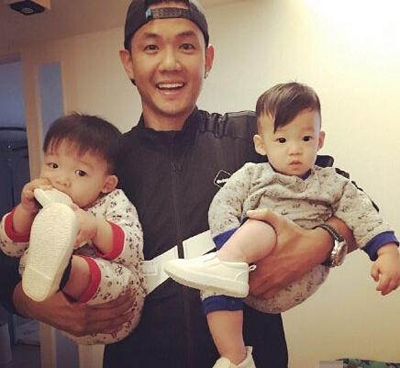 陈建州晒童年照 双胞胎儿子和他小时候一模一样
