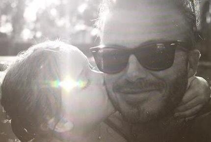 贝克汉姆女儿5岁生日 吻爸爸脸亲妈妈嘴