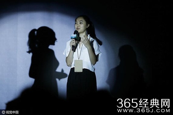 李连杰女儿谈海啸经历 大圆脸似利智