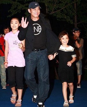 李连杰女儿谈海啸经历 大圆脸似利智