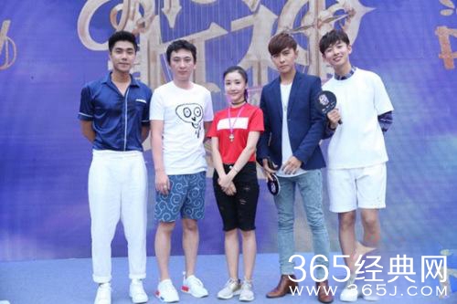 王思聪亲自下泥潭抓猪 劝美女选手“及时行乐”