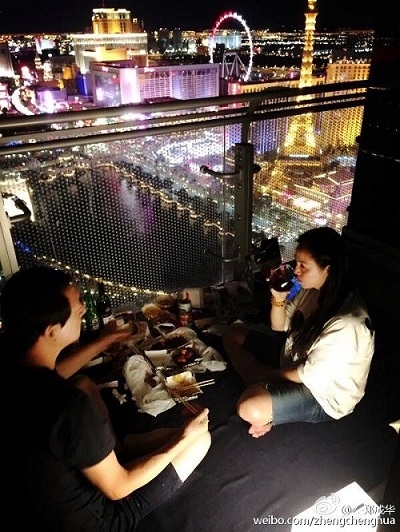 郑爽海外进修 与家人欢乐聚餐