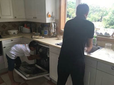 歌手孙悦6岁儿子曝光 帮妈妈做家务变身小暖男