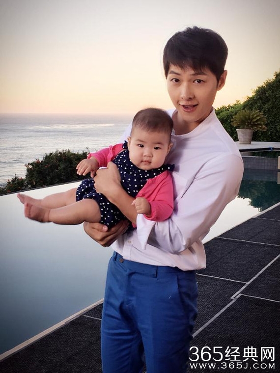 宋仲基温柔抱醒醒 宝贝淡定似无感