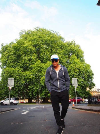 甄子丹夫妻玩自拍 夫妻二人搞怪秀恩爱