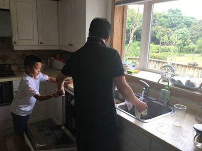 歌手孙悦6岁儿子曝光 帮妈妈做家务变身小暖男