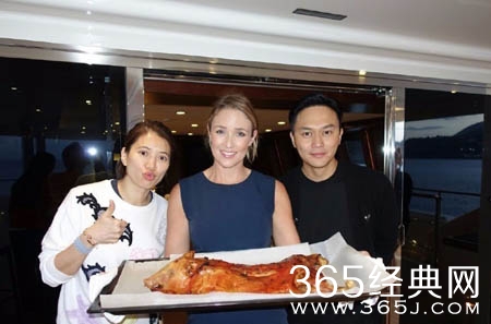 袁咏仪张智霖恩爱旅行 戏水相拥涂海泥