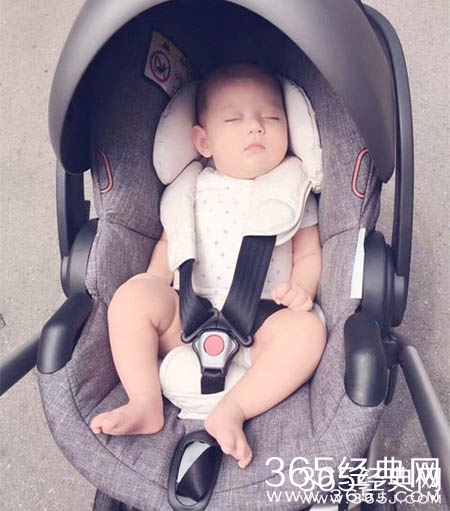 张梓琳自驾带女儿外出 被赞高颜值