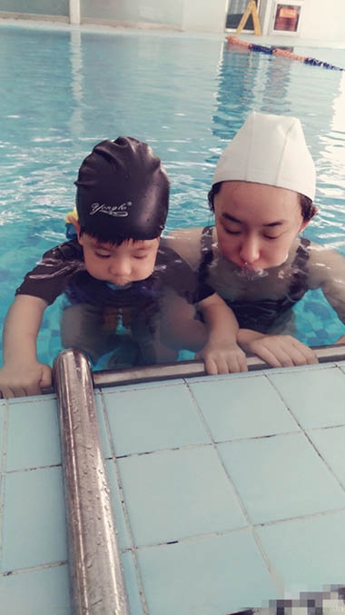 霍思燕泳池教儿子憋气 嗯哼水中鼓脸萌感十足
