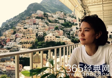 袁咏仪张智霖恩爱旅行 戏水相拥涂海泥