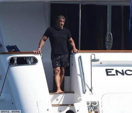 史泰龙70大寿出海度假 妻女比基尼养眼