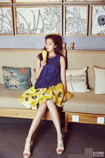 关晓彤晒时尚大片 逆天长腿美出新高度