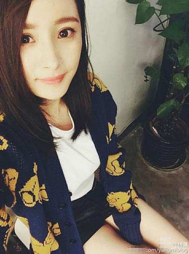 杨幂晒自拍左手滑入大腿内侧 傲人上围抢镜