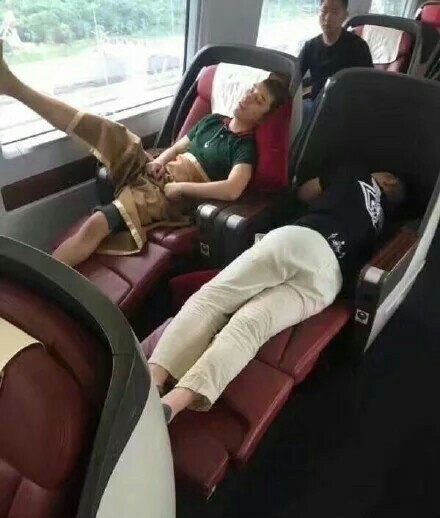 胜利被曝坐高铁姿势不雅 手机掉夹缝拆座位