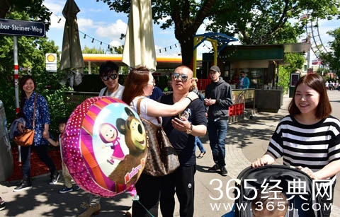 郭德纲变身老司机频搭讪 美女争相合影