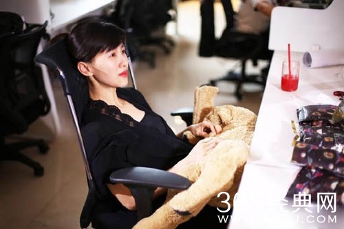 papi酱直播首秀 调戏网友秀恩爱