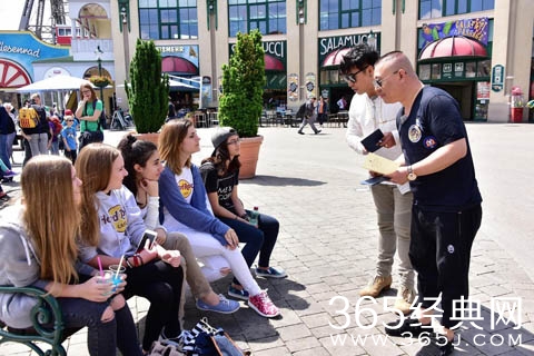 郭德纲变身老司机频搭讪 美女争相合影