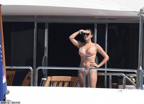 史泰龙70大寿出海度假 妻女比基尼养眼