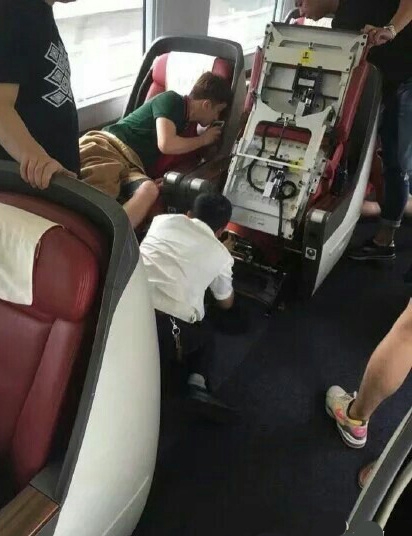 胜利被曝坐高铁姿势不雅 手机掉夹缝拆座位