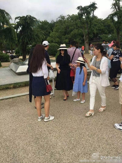 李湘一家三口游大阪 开心游玩享受假期