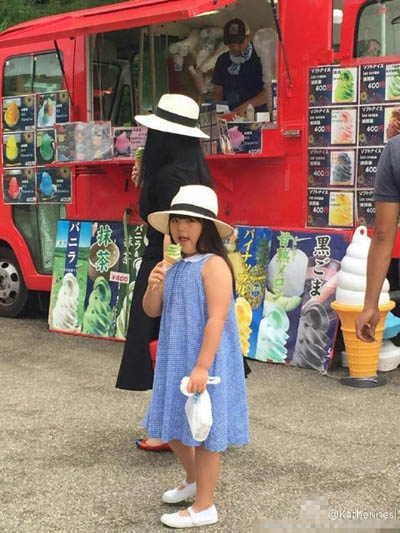 李湘一家三口游大阪 开心游玩享受假期