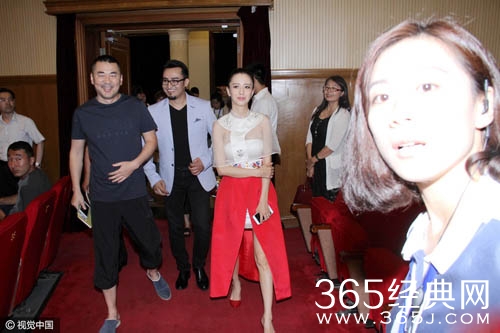 佟丽娅出席活动穿透视沙裙 胸前若隐若现