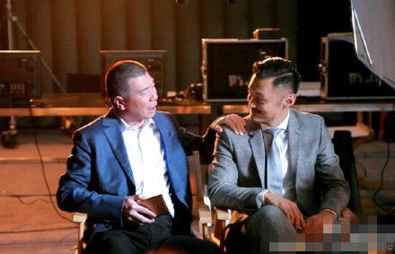 余文乐晒与冯小刚合照 回应“不和”传闻