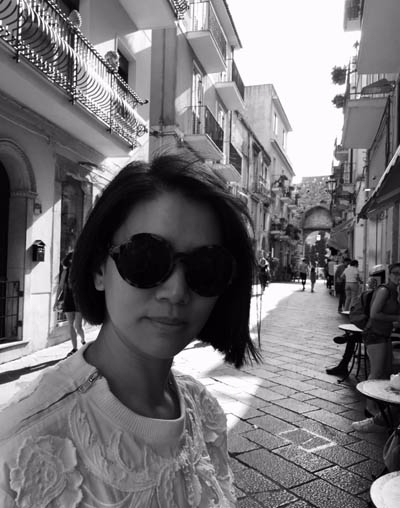 袁咏仪张智霖恩爱旅行 戏水相拥涂海泥