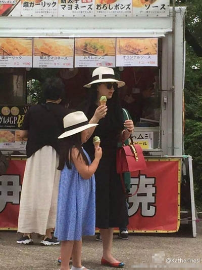 李湘一家三口游大阪 开心游玩享受假期