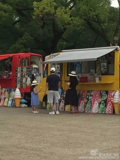 李湘一家三口游大阪 开心游玩享受假期